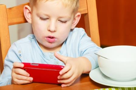 dieťa s mobilom, alebo kedy kúpiť dieťaťu prvý mobilný telefón